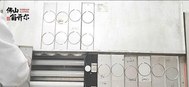 取下QUV老化箱中所有樣品支架，放在一邊