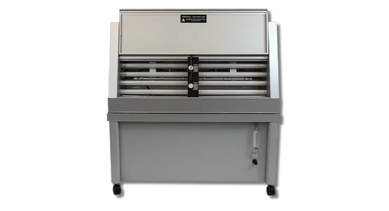 QUV紫外老化箱中使用TUV-421燈管，可以復(fù)現(xiàn)材料在全光譜太陽(yáng)光中的老化情況