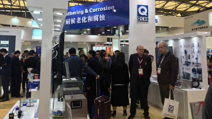 到翁開爾展臺的貴賓