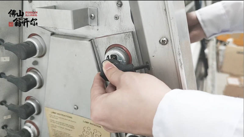 更換新的燈管后，重新連接燈管和左右兩邊的觸頭