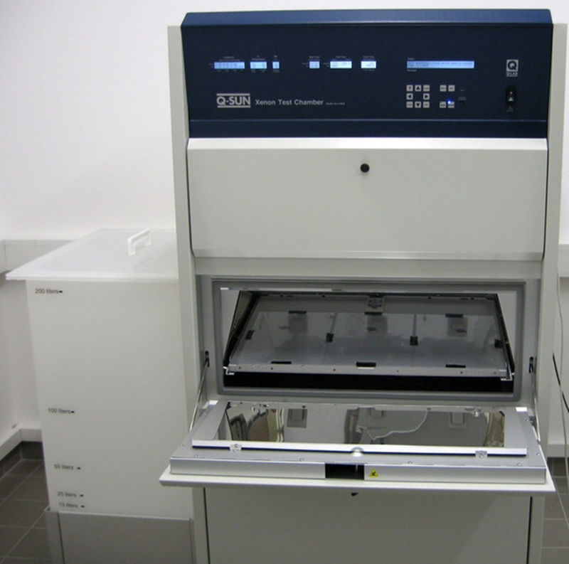 在氙燈老化試驗箱中對塑料跑道進(jìn)行老化測試